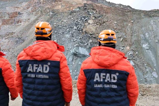 Göçük altında kalan şantiye müdürünü kurtarma çalışmaları 5’inci gününde devam ediyor 4