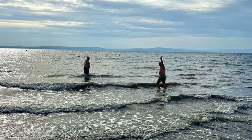 Kasım ayında o sahilde denize girdiler!