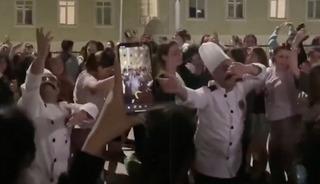 Yemeği beğendiler: Aşçıyı alıp oynamaya çıktılar