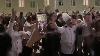 Öğrenciler KYK yemeklerini beğendiler: Aşçıyı alıp oynamaya çıktılar