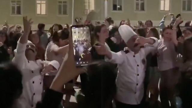 Öğrenciler KYK yemeklerini beğendiler: Aşçıyı alıp oynamaya çıktılar