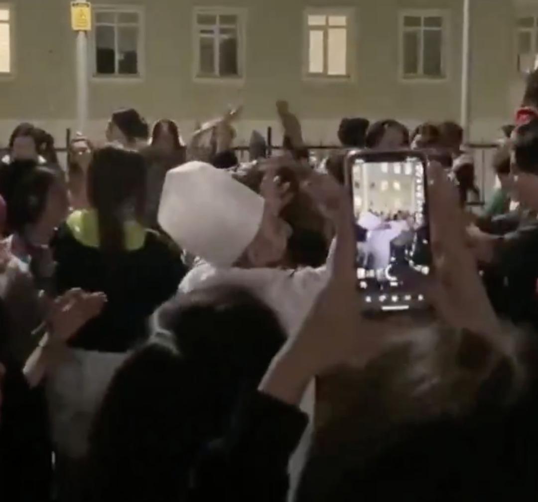 &Ouml;ğrenciler KYK yemeklerini beğendiler: Aş&ccedil;ıyı alıp oynamaya &ccedil;ıktılar 1