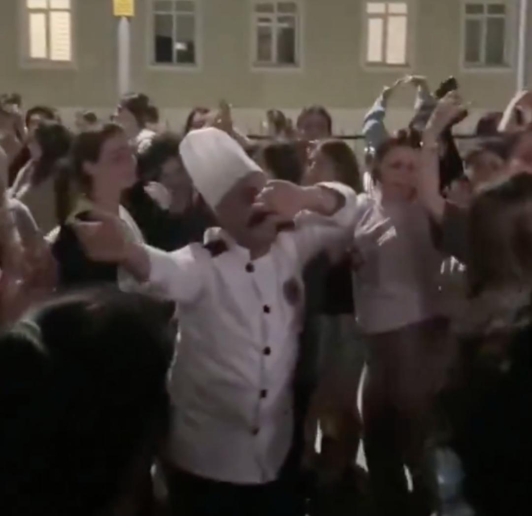 &Ouml;ğrenciler KYK yemeklerini beğendiler: Aş&ccedil;ıyı alıp oynamaya &ccedil;ıktılar 2