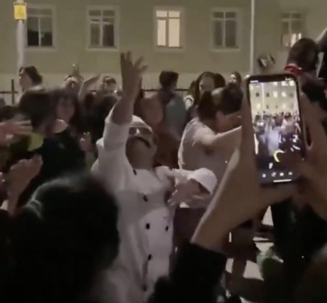 &Ouml;ğrenciler KYK yemeklerini beğendiler: Aş&ccedil;ıyı alıp oynamaya &ccedil;ıktılar 3