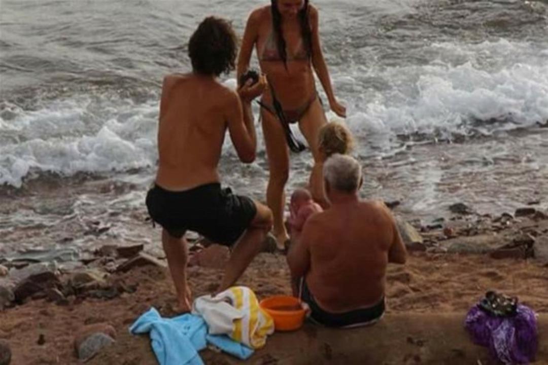 Denizin ortasında doğurdu