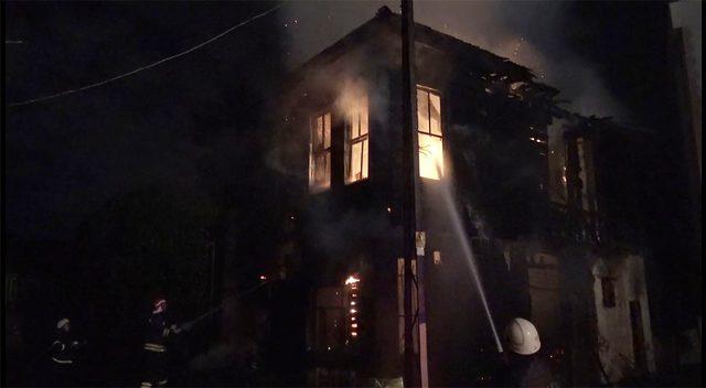 Darıca'da tarihi ahşap bina yandı
