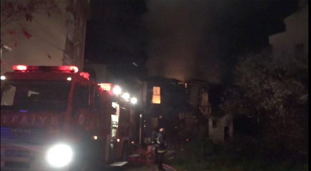 Darıca'da tarihi ahşap bina yandı