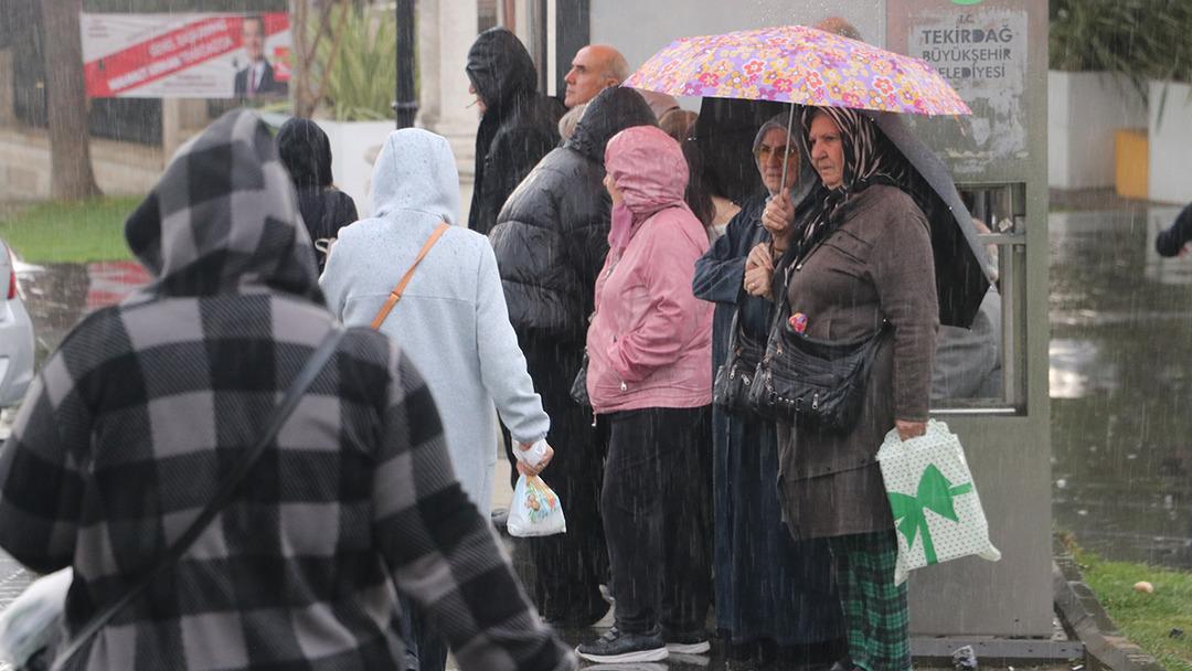 Sağanak yağış geri geliyor! Meteoroloji uzmanı uyardı: ‘6 derece birden soğuyacak’ 2