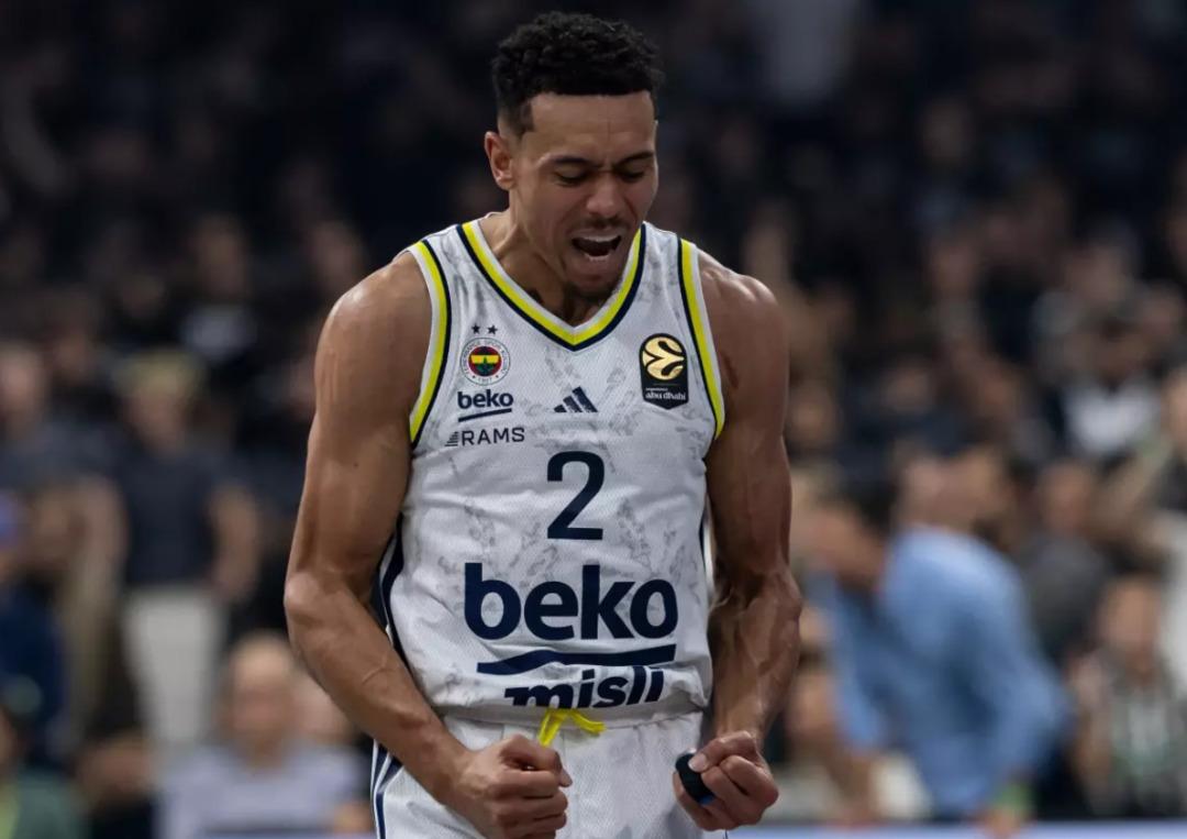 Partizan-Fenerbahçe Beko maçında skandal! Sırp taraftarlar yine rahat durmadı, açtıkları pankart olay oldu 5