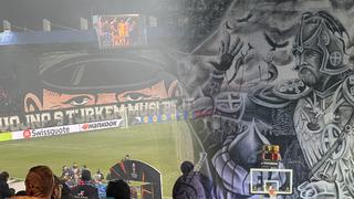 Partizan-Fenerbahçe Beko maçında skandal! Sırp taraftarlar yine rahat durmadı, açtıkları pankart olay oldu