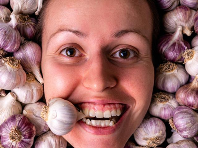 Ağız kokusuna son: Sarımsak gargarası denedin mi?
