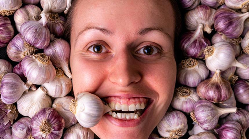 Ağız kokusuna son: Sarımsak gargarası denedin mi?