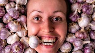 Ağız kokusuna son: Sarımsak gargarası denedin mi?