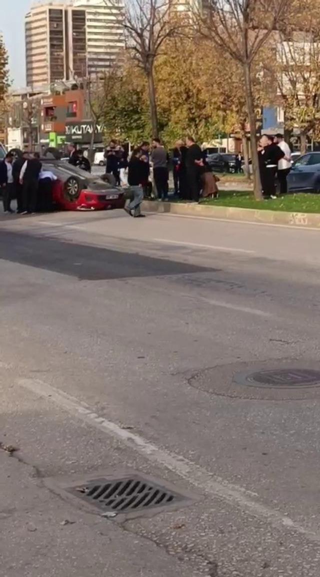 İki araç çarpıştı, takla atan otomobilde sürücü sıkıştı 2