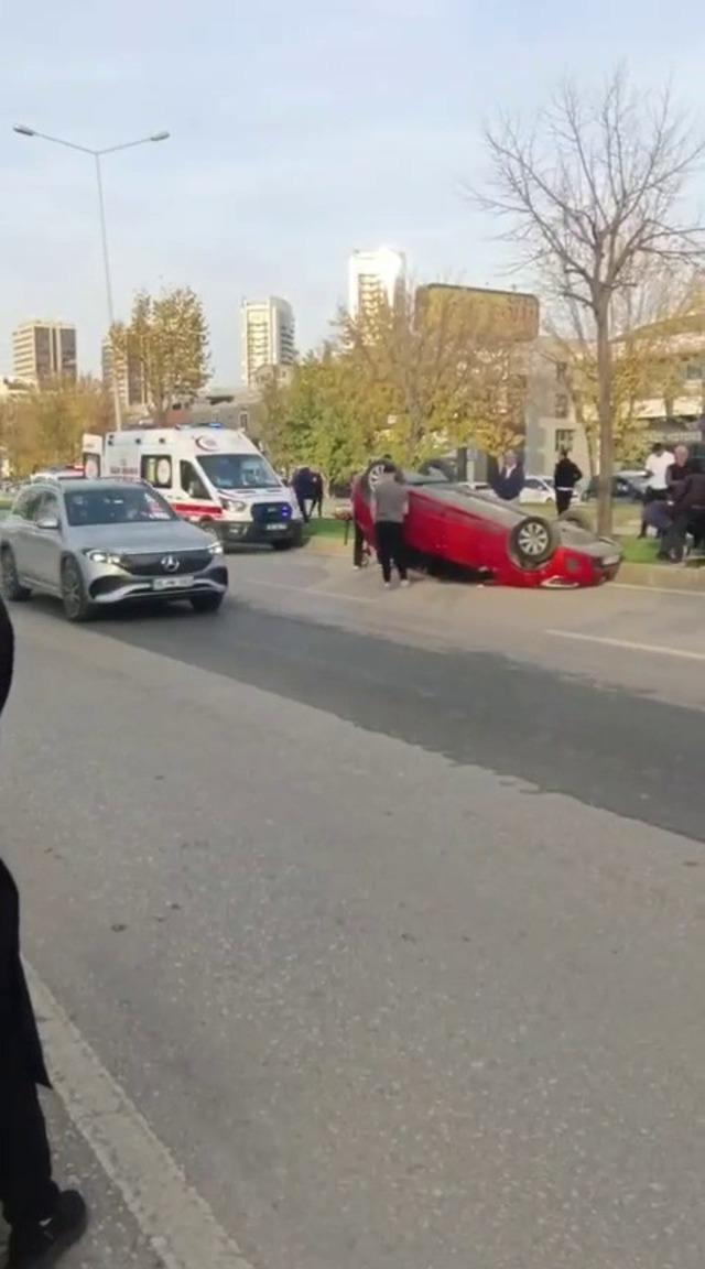 İki araç çarpıştı, takla atan otomobilde sürücü sıkıştı 1