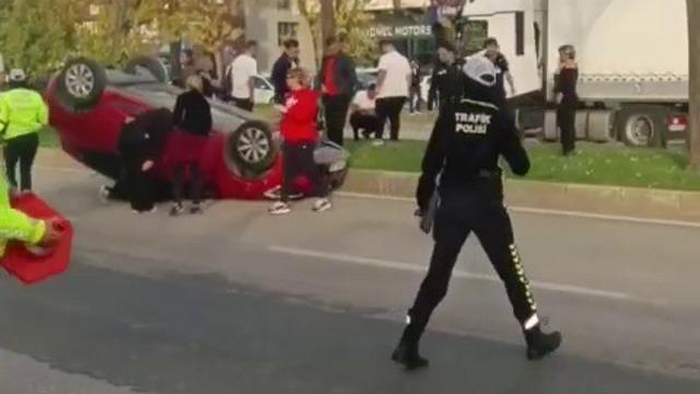 İki araç çarpıştı, takla atan otomobilde sürücü sıkıştı