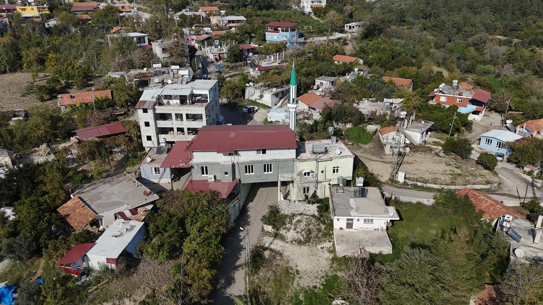 Bu caminin altından 6 metrelik yol geçiyor! Görenler hayrete düşürüyor 2