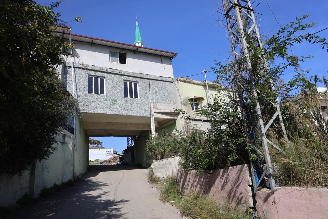 Bu caminin altından 6 metrelik yol geçiyor! Görenler hayrete düşürüyor 3