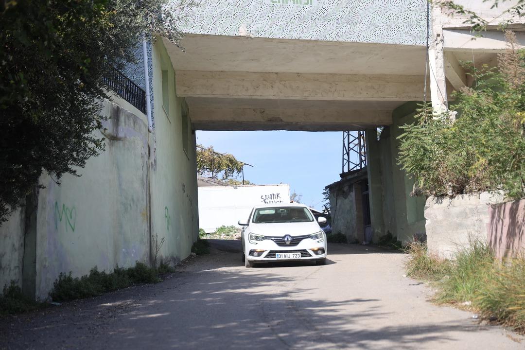 Bu caminin altından 6 metrelik yol geçiyor! Görenler hayrete düşürüyor 4