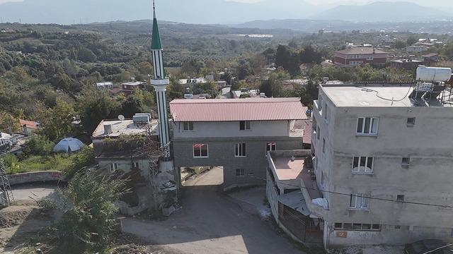 Bu caminin altından 6 metrelik yol geçiyor! Görenler hayrete düşürüyor