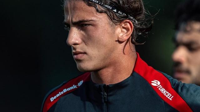 Milli futbolcu Bertuğ Yıldırım'dan model sevgilisine evlilik teklifi!