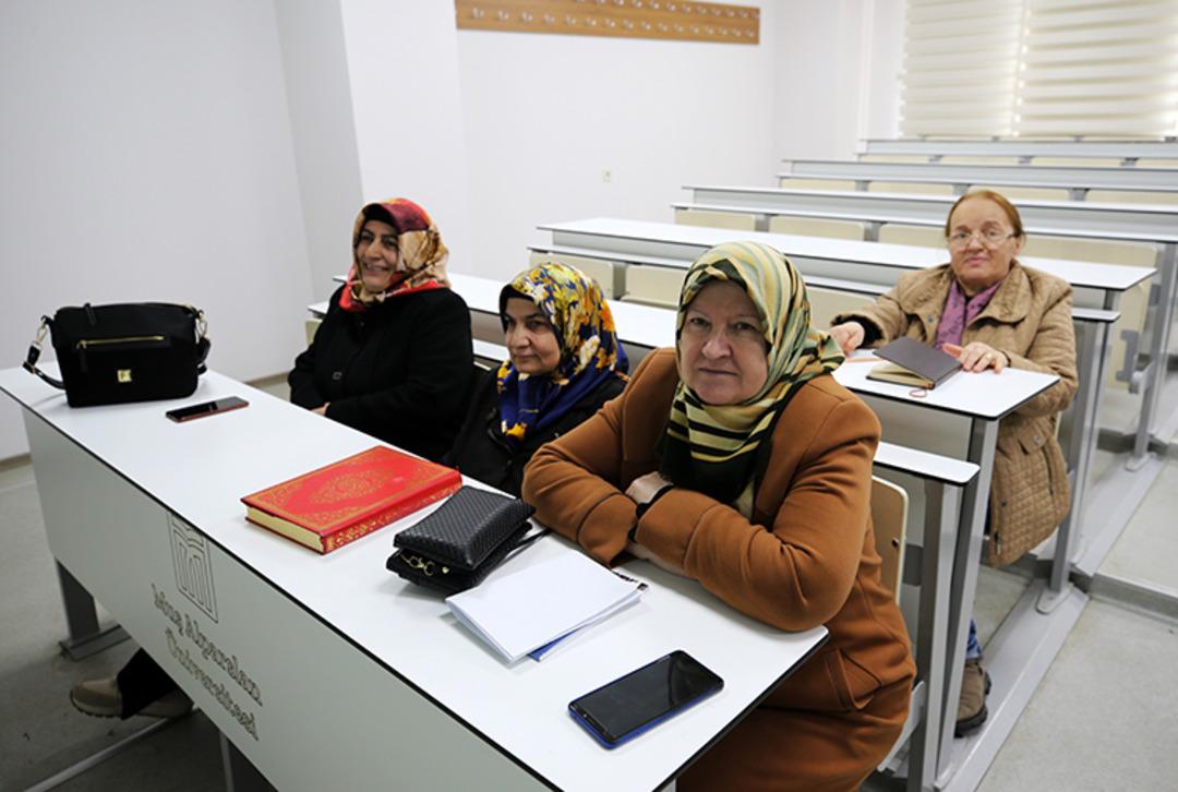 60 yaş üstü vatandaşlara üniversite müjdesi: Online hak tanındı! 2