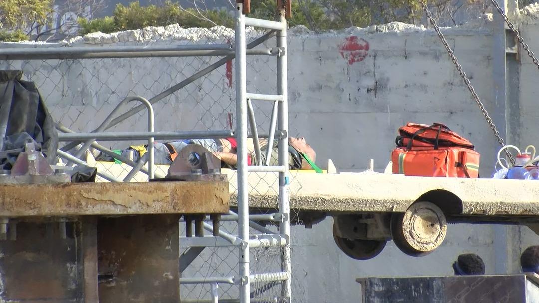 18 metre derinlikteki t&uuml;nelde kaza ge&ccedil;iren iş&ccedil;i vin&ccedil;le &ccedil;ıkarıldı 2