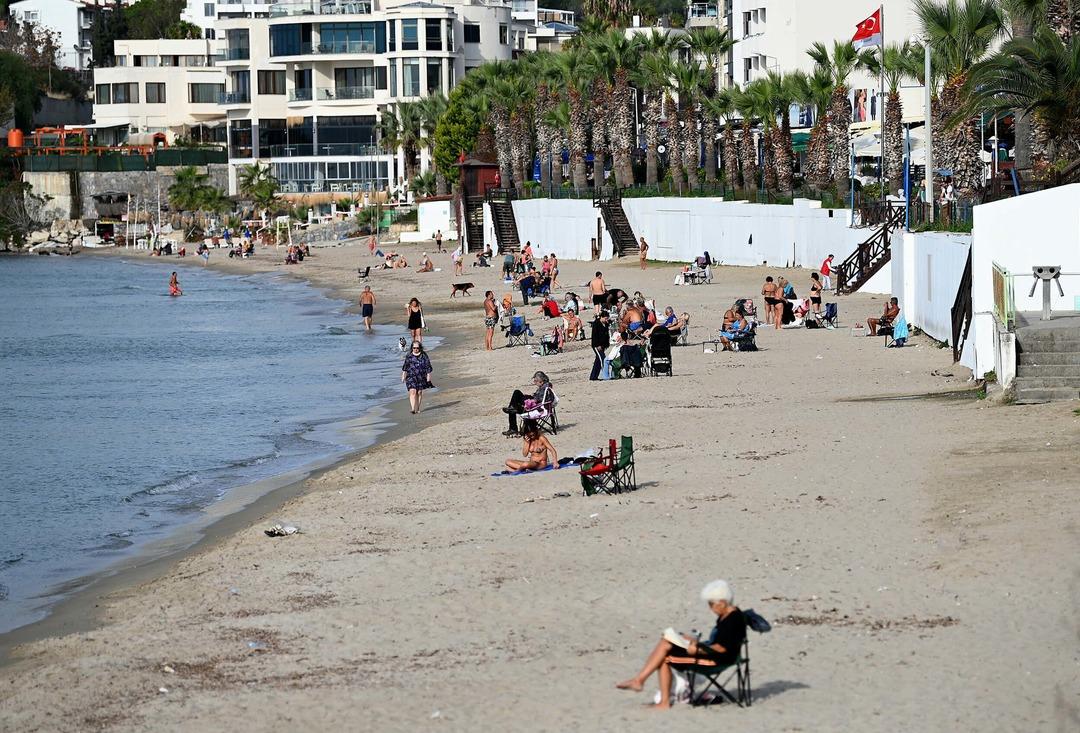Neredeyse Aralık geldi ama Kuşadası nda plajlar doldu taştı 4