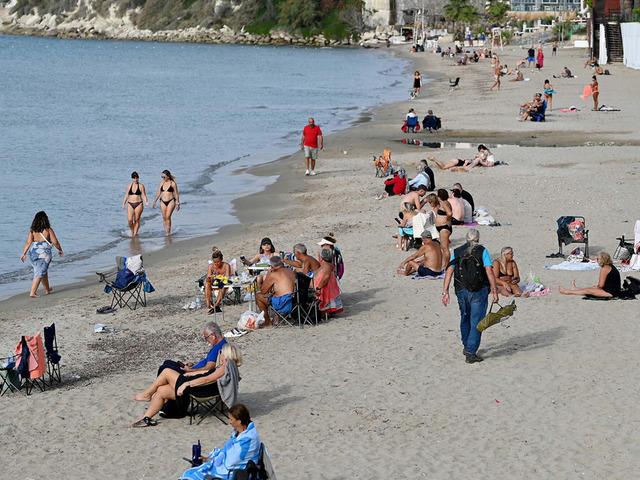 Neredeyse Aralık geldi ama plajlar doldu taştı