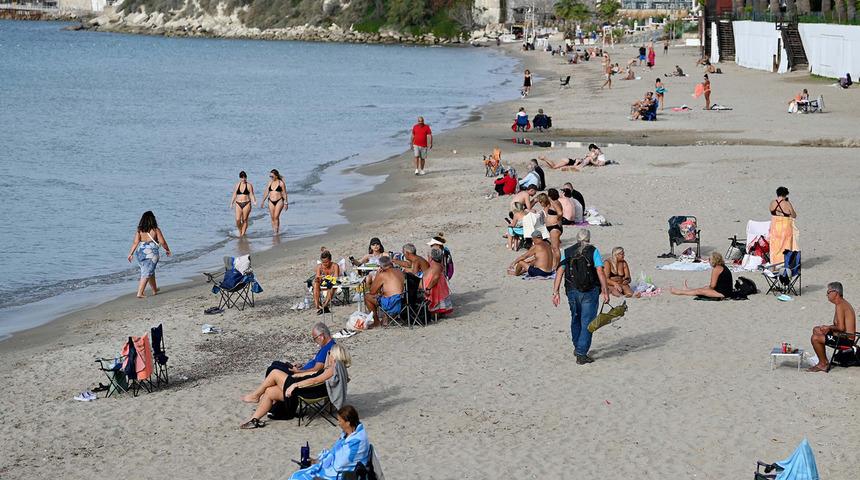 Neredeyse Aralık geldi ama Kuşadası'nda plajlar doldu taştı