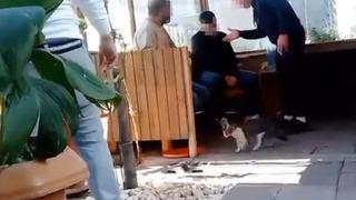 İzmir’de hırsızlık yaptığı öne sürülen taksi şoförüne darp