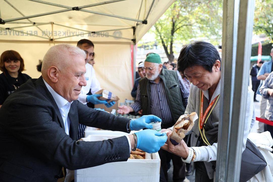 Esnaftan bedava kampanyası olunca yabancı turistler bile sıraya girdi! 3