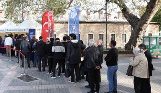 Esnaftan bedava kampanyası olunca turistler bile sıraya girdi!