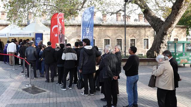 Esnaftan bedava kampanyası olunca yabancı turistler kuyruk oldu!