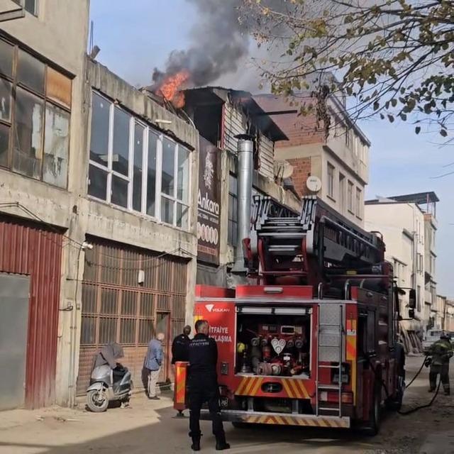 İnegöl’de mobilya imalathanesinde yangın 2