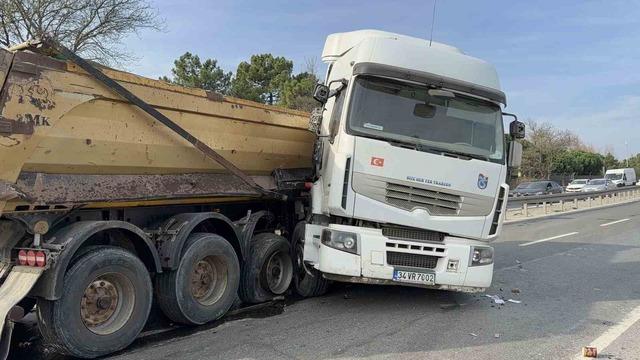 Arnavutk&ouml;y&rsquo;de iki kamyon &ccedil;arpıştı: S&uuml;r&uuml;c&uuml; ara&ccedil; i&ccedil;inde sıkıştı 2