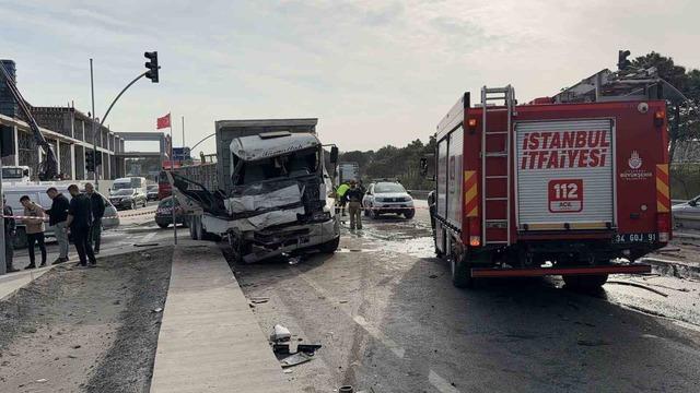 Arnavutk&ouml;y&rsquo;de iki kamyon &ccedil;arpıştı: S&uuml;r&uuml;c&uuml; ara&ccedil; i&ccedil;inde sıkıştı 1