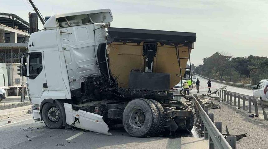 Arnavutk&ouml;y&rsquo;de iki kamyon &ccedil;arpıştı: S&uuml;r&uuml;c&uuml; ara&ccedil; i&ccedil;inde sıkıştı