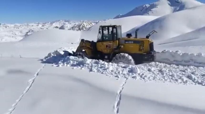 Şırnak&rsquo;ta karla m&uuml;cadele &ccedil;alışmaları devam ediyor