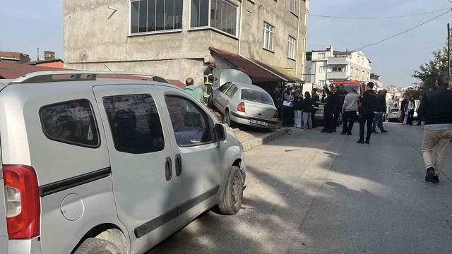 Park halindeki araca çarpan otomobil evin çatısına çıktı 6