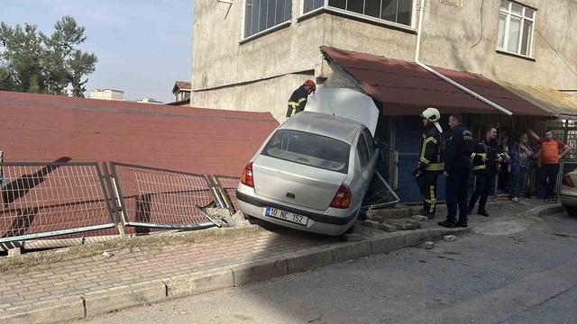 Park halindeki araca çarpan otomobil evin çatısına çıktı 5