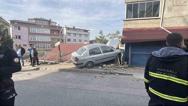 Park halindeki araca çarpan otomobil evin çatısına çıktı 3