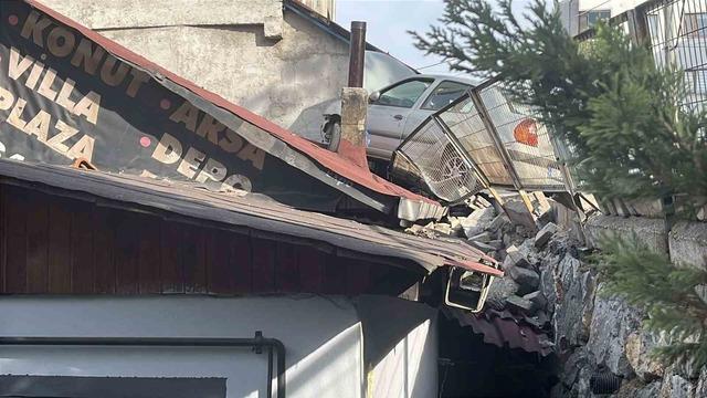 Park halindeki araca çarpan otomobil evin çatısına çıktı 2