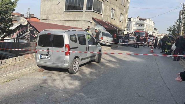 Park halindeki araca çarpan otomobil evin çatısına çıktı 1