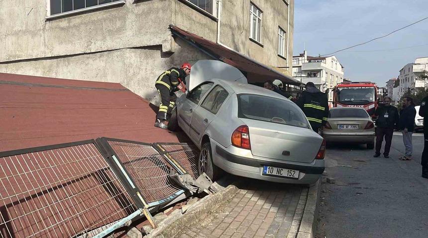 Park halindeki araca çarpan otomobil evin çatısına çıktı