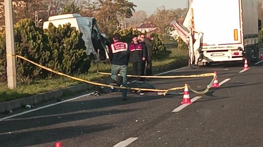 Minib&uuml;s, tırın r&ouml;morkuna &ccedil;arptı: 1 &ouml;l&uuml;, 2 yaralı