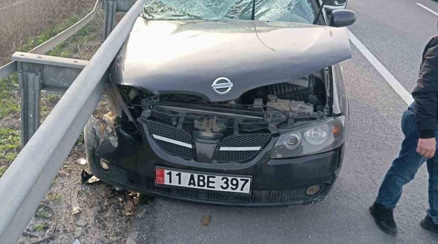 Bilecik’te kontrolden çıkan otomobil bariyerlere çarptı: 1 yaralı