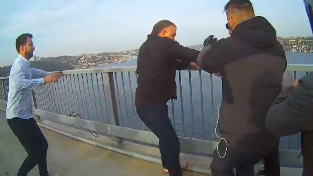 15 Temmuz Şehitler Köprüsü’nde intihar girişimi! Böyle vazgeçirdiler 1