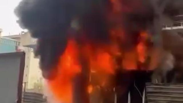 İnşaat alanındaki işçi konteyneri alev alev yandı