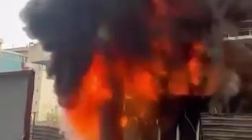 İnşaat alanındaki iş&ccedil;i konteyneri alev alev yandı